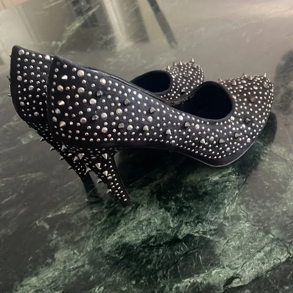 Gorgeous studded heals - Picture 4 of 5